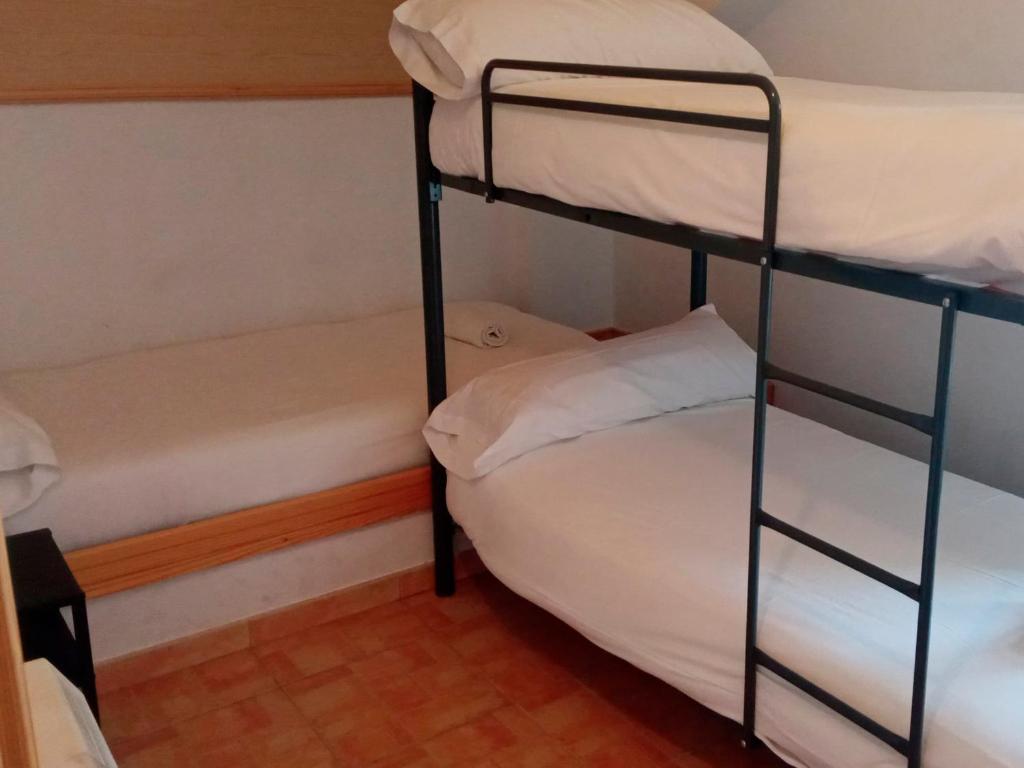Łóżko lub łóżka w pokoju w obiekcie Apartamentos Sierra Nevada 3000