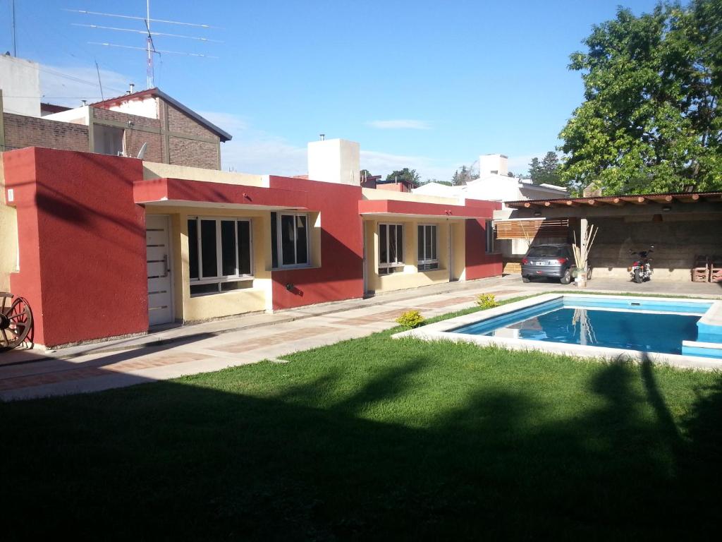 
The swimming pool at or near Complejo Lisandro
