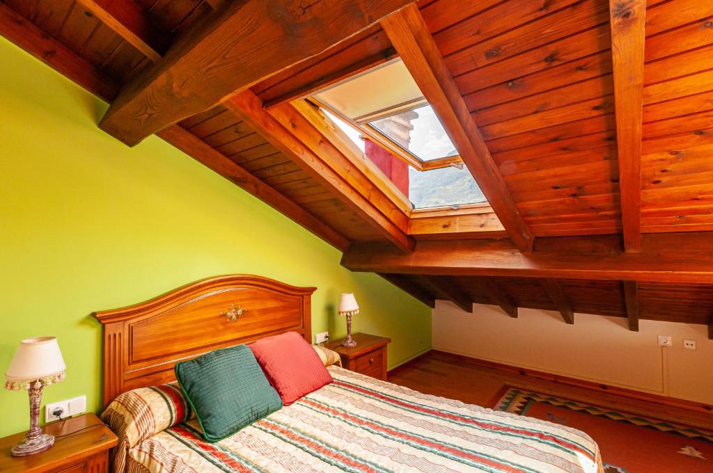 Postel nebo postele na pokoji v ubytování Casa Rural La Regoria