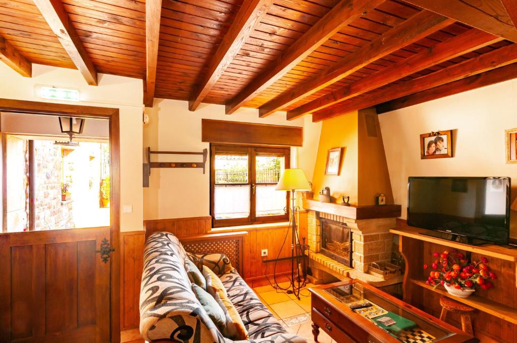 TV a/nebo společenská místnost v ubytování Casa Rural La Regoria