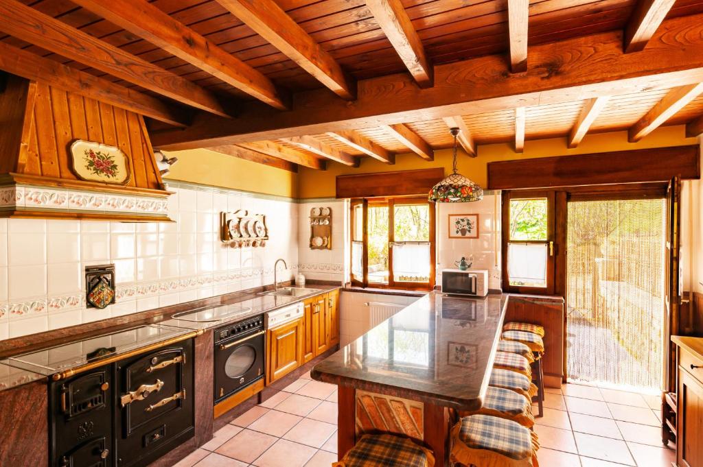 Kuchyň nebo kuchyňský kout v ubytování Casa Rural La Regoria
