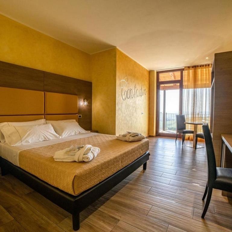 Postel nebo postele na pokoji v ubytování Casa Castella - Langhe