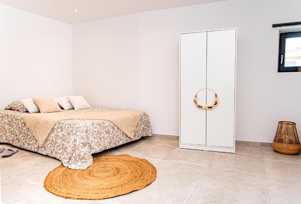 une chambre avec un lit et un tapis au sol dans l'établissement Provence - Courte ou moyenne durée, à Lançon-Provence