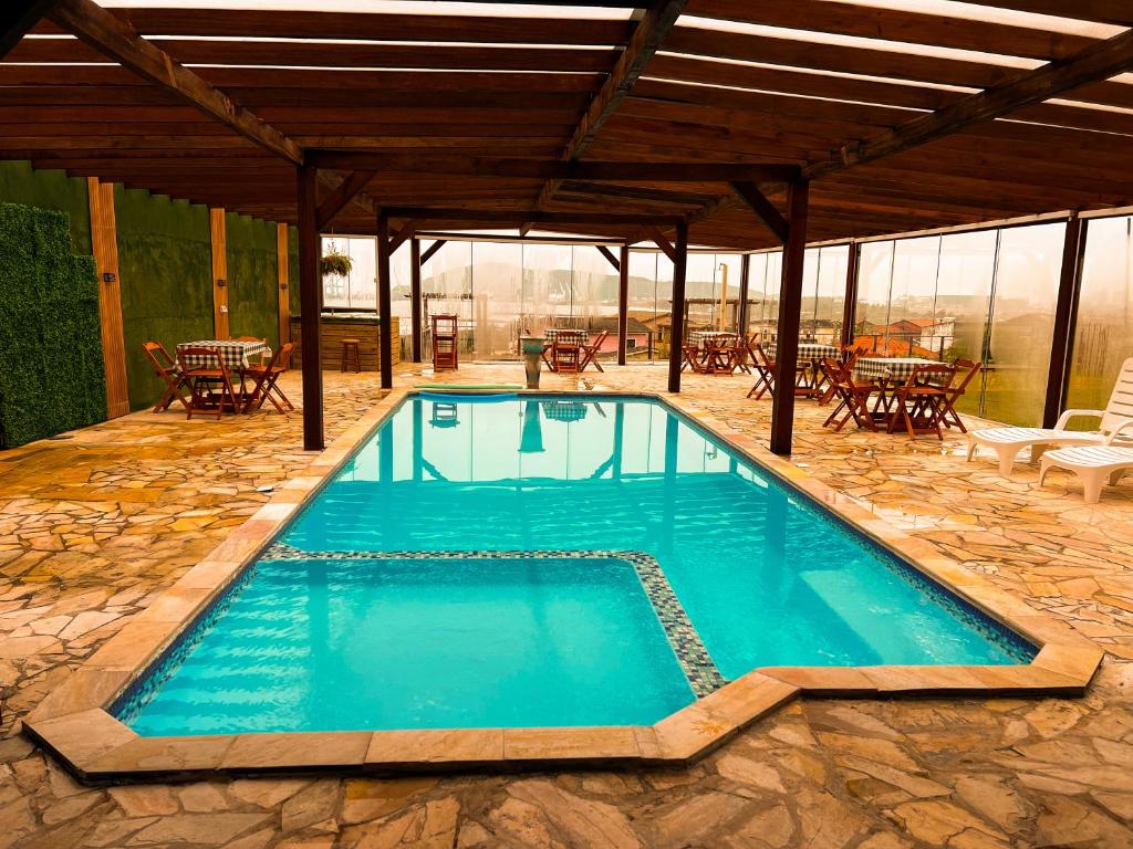 Chalé com Piscina Aquecida - a 200m do Mar, Vista Panorâmica da Praia, Sala de Jogos, Academia e Área de Churrasco - Housity