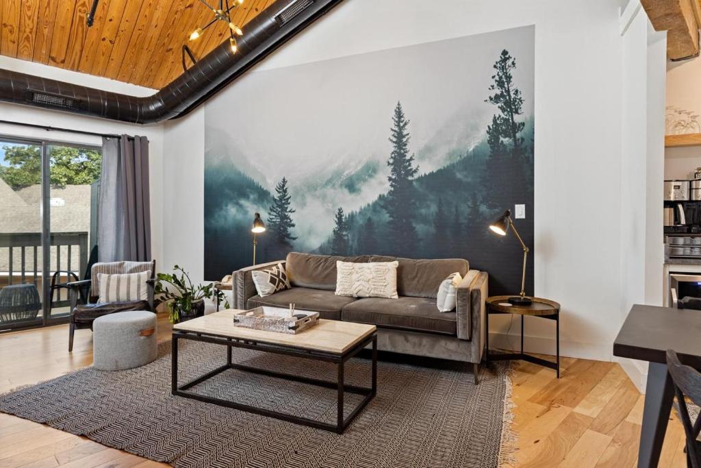 ein Wohnzimmer mit Sofa und Tisch in der Unterkunft Mountain Inn Lodge 63 with Wintergreen Advantage in Wintergreen