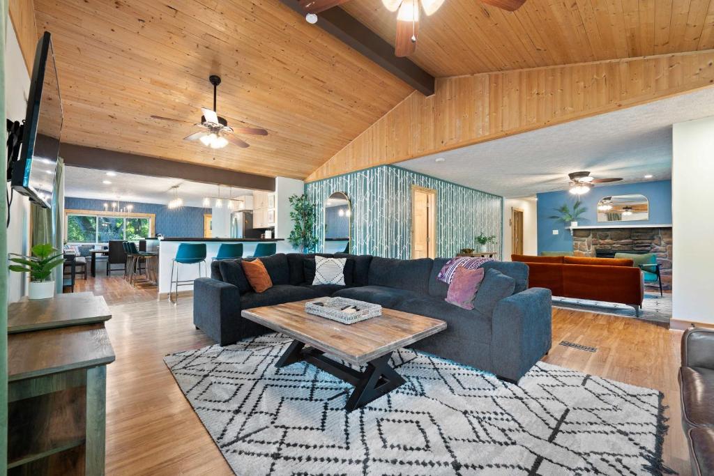 un salon avec un canapé bleu et une table dans l'établissement Cozy retreat on private estate with Hot Tub, à Lancaster