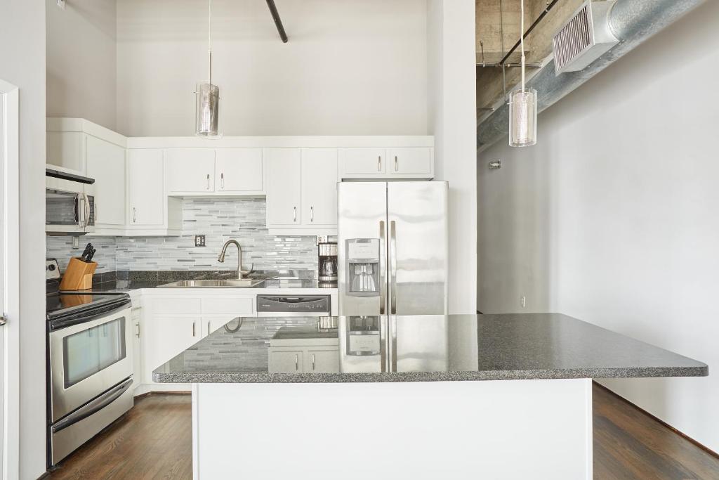 Cucina o angolo cottura di Reside Houston Downtown, a Wyndham Residence