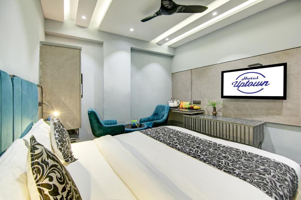 TV a/nebo společenská místnost v ubytování Hotel Uptown 1Km Connaught Place