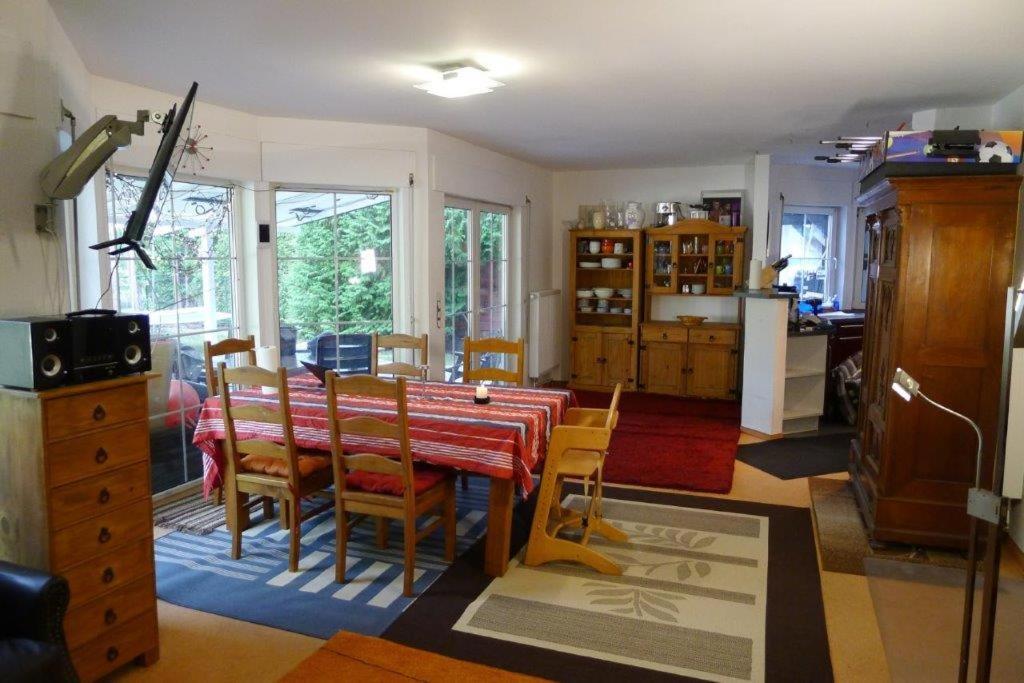 a kitchen and dining room with a table and chairs at Haus Elisabeth in Stahnsdorf