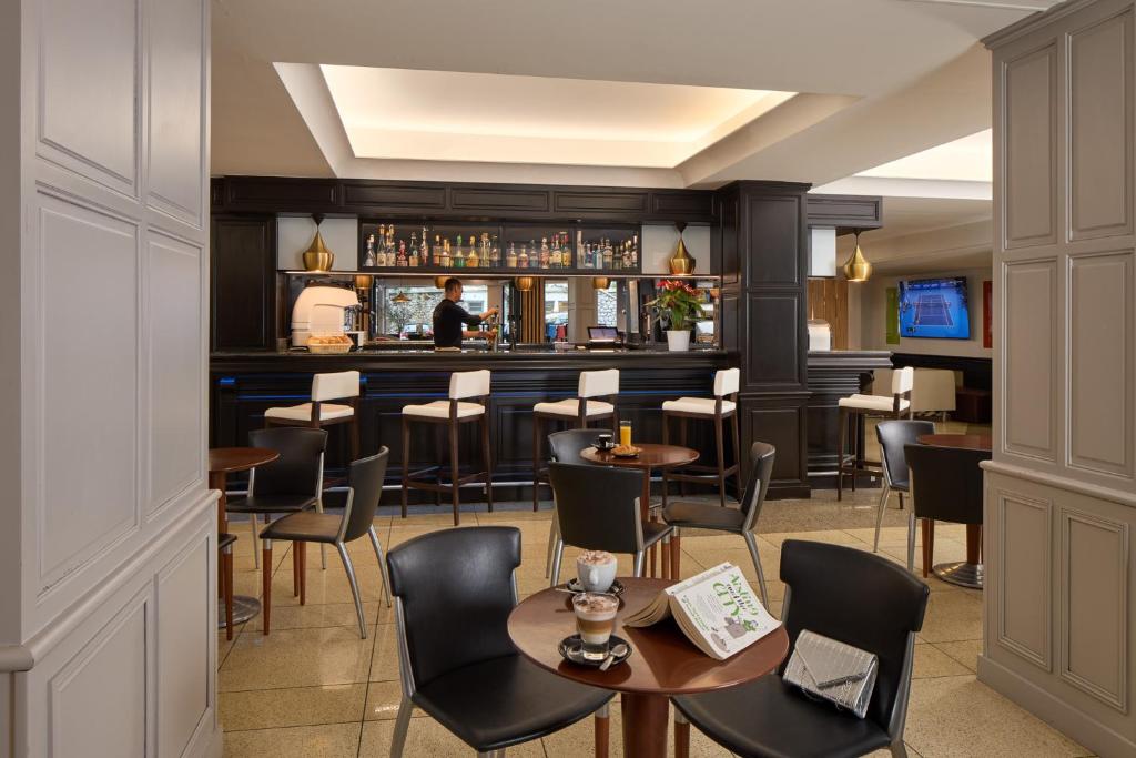 Lounge nebo bar v ubytování Hôtel Roissy