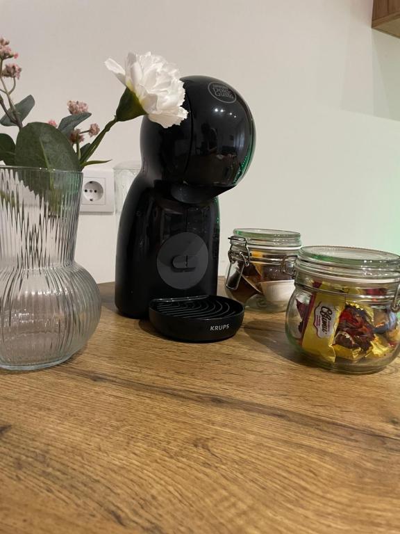 Příslušenství pro přípravu čaje a kávy v ubytování Urban Oasis Apartment