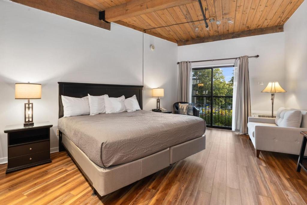 a bedroom with a bed and a couch and a window at Mountain Inn Studio 92 with Wintergreen Advantage in Wintergreen