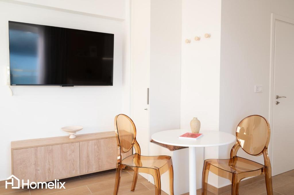 TV a/nebo společenská místnost v ubytování AMAYA - Sea View Suites