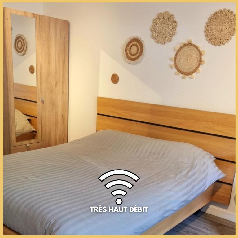 - une chambre avec un lit et un panneau Wi-Fi dans l'établissement Studio Centre Historique, à Vannes