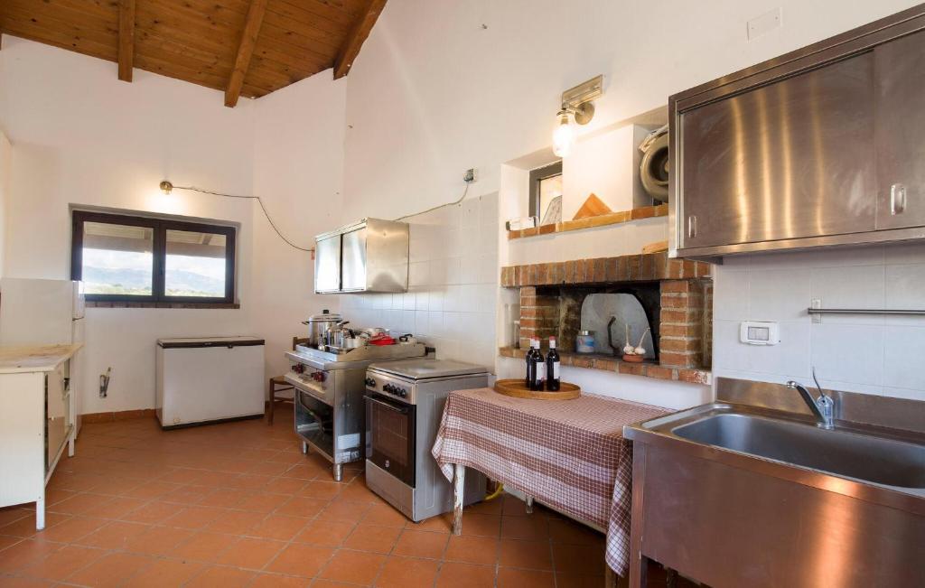 Kuchnia lub aneks kuchenny w obiekcie Stunning Home In San Marco Argentano