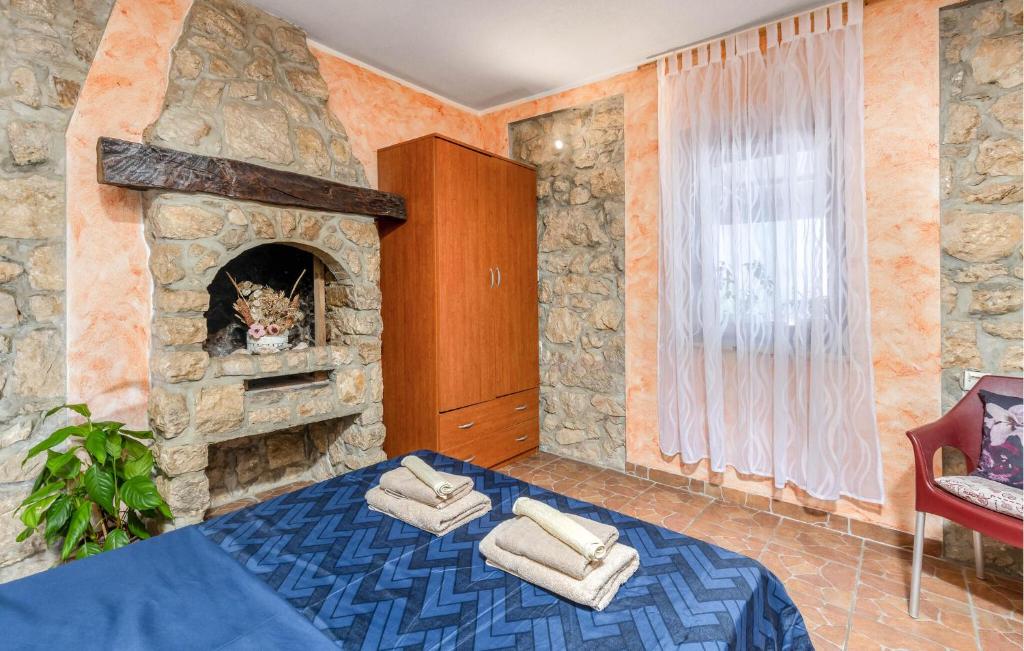 Posteľ alebo postele v izbe v ubytovaní Awesome Home In Jadranovo With Wifi