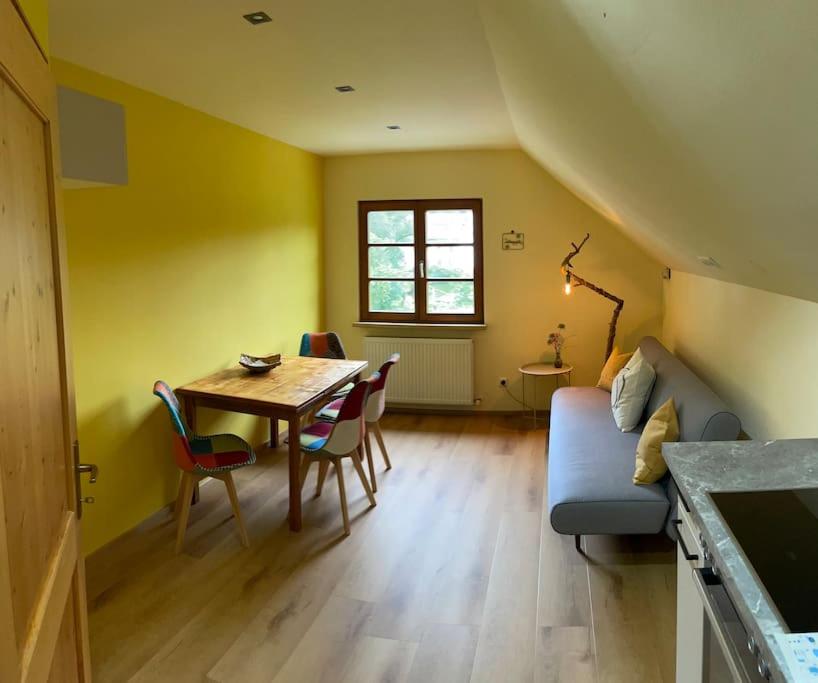 Posezení v ubytování Neu renoviertes 2Zi Appartment im DG
