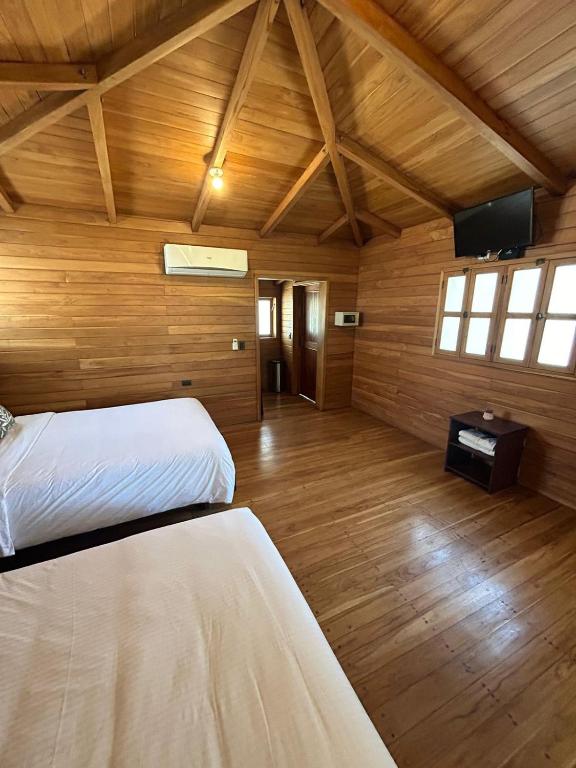 Postel nebo postele na pokoji v ubytování Casa Aura: Beachfront Premium Hostel