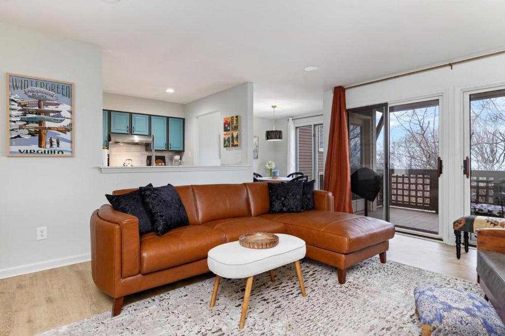 ein Wohnzimmer mit einem braunen Ledersofa in der Unterkunft Stoneridge 41 with Wintergreen Advantage in Wintergreen