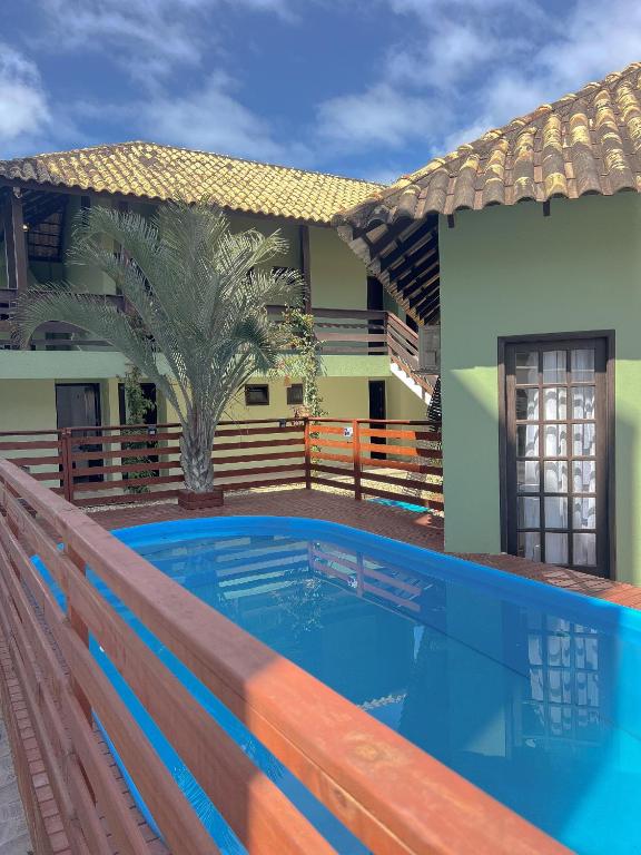 邦巴斯Pousada Maré de Bombas的一栋房子前面有游泳池的别墅