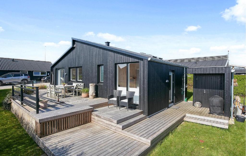 SønderbyにあるAmazing Home In Juelsmindeの庭にデッキのある黒い家