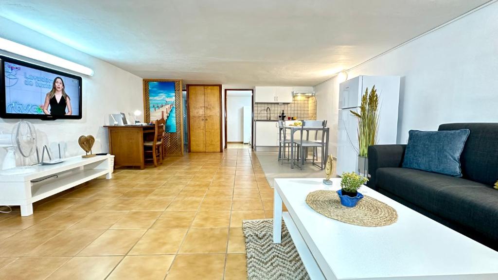 Et tv og/eller underholdning på Acogedor apartamento cerca de la playa, WiFI