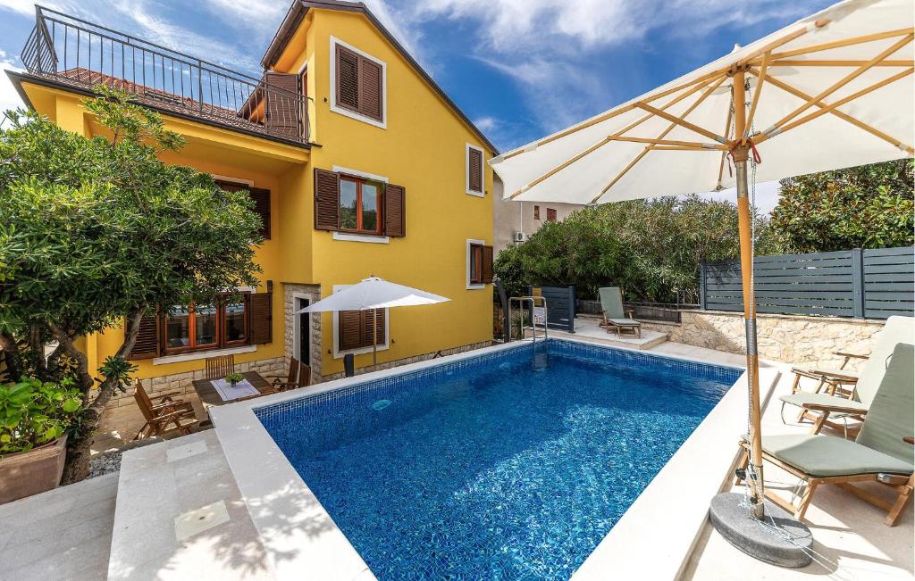 Bazén v ubytování 4 Bedroom Lovely Home In Selce nebo v jeho okolí