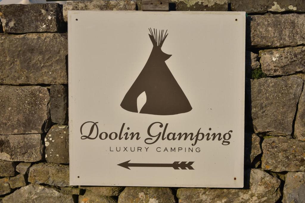 Certifikát, hodnocení, plakát nebo jiný dokument vystavený v ubytování Doolin Glamping