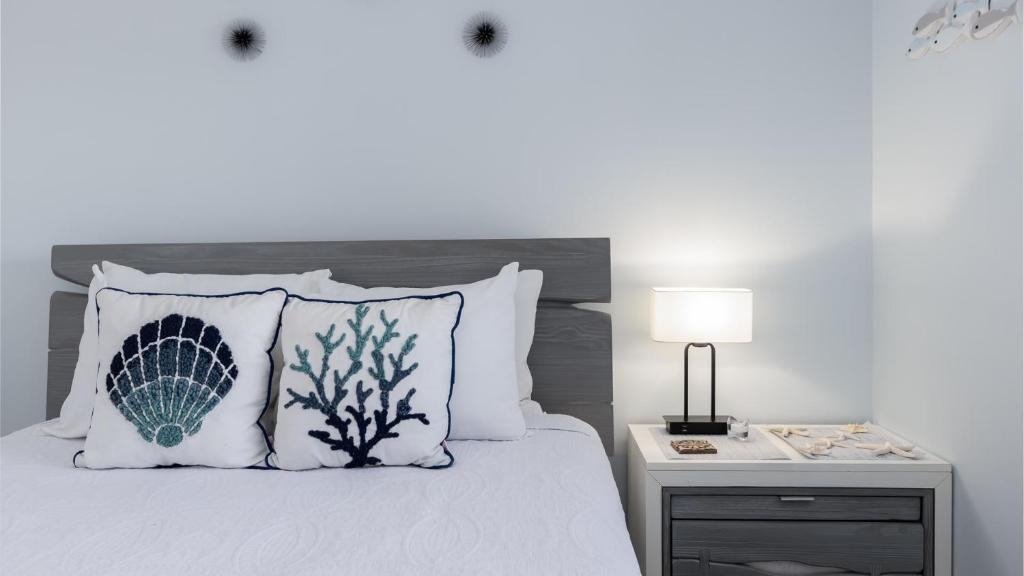 Voodi või voodid majutusasutuse Blue Haven Key LargoOcean Pointe 1315 toas