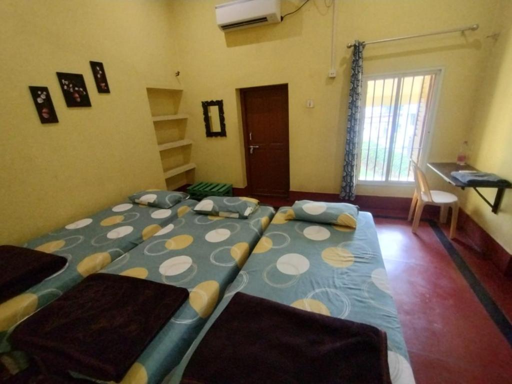 Postel nebo postele na pokoji v ubytování Bequest Stays In Puri