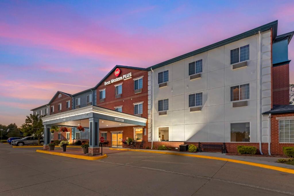 un rendimiento de un edificio de hotel con una gasolinera en Best Western Plus Des Moines West Inn &amp; Suites, en Clive
