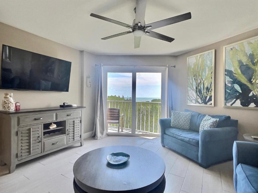 Televiisor ja/või meelelahutuskeskus majutusasutuses Key Largo Sunrise Resort Style Ocean Pointe 5315