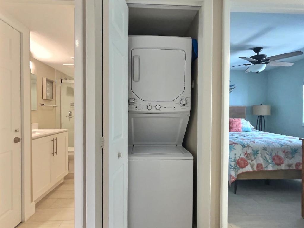 Voodi või voodid majutusasutuse Key Largo Sunrise Resort Style Ocean Pointe 5315 toas
