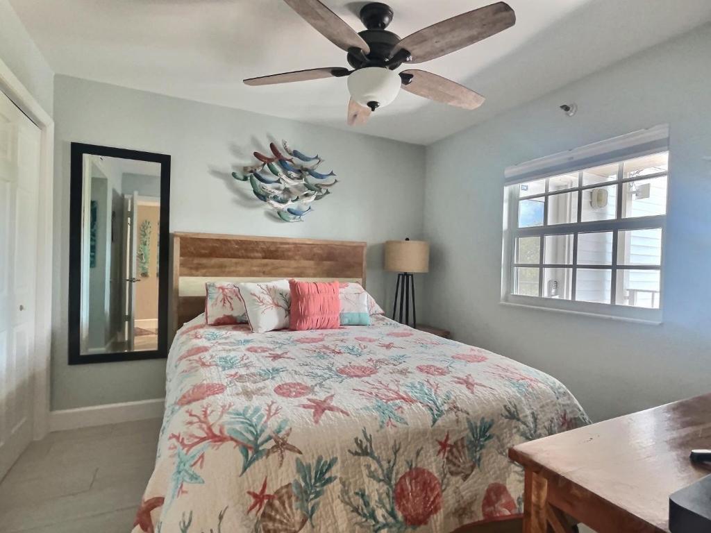 Voodi või voodid majutusasutuse Key Largo Sunrise Resort Style Ocean Pointe 5315 toas