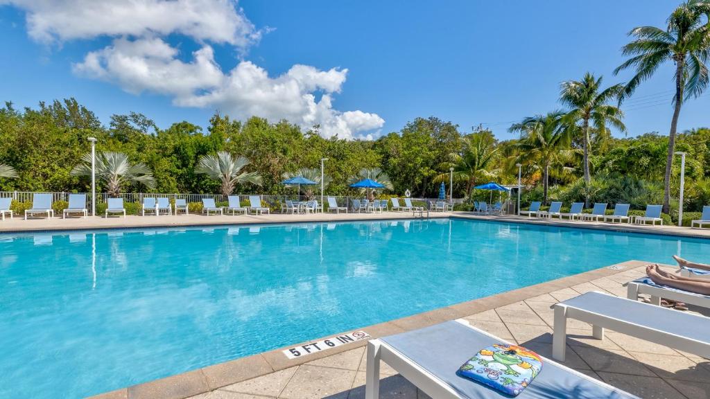 Bassein majutusasutuses Key Largo Sunrise Resort Style Ocean Pointe 5315 või selle lähedal