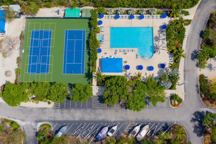 Bassein majutusasutuses Key Largo Sunrise Resort Style Ocean Pointe 5315 või selle lähedal