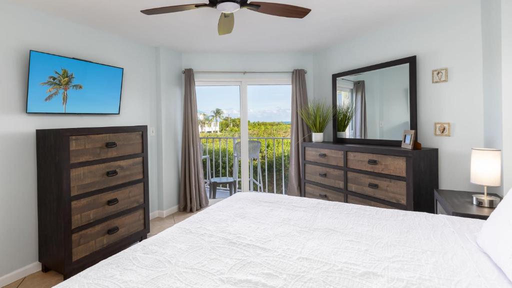 Voodi või voodid majutusasutuse Reel Key Largo Escape Ocean Pointe 5209 toas