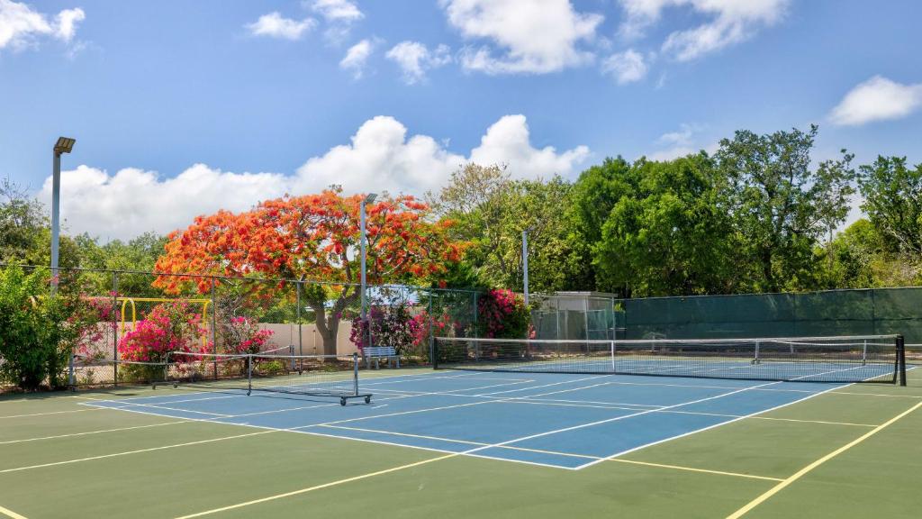 Tennis ja/või seinatennis majutusasutuses Nauti Hideaway Ocean Pointe 2314 või selle läheduses