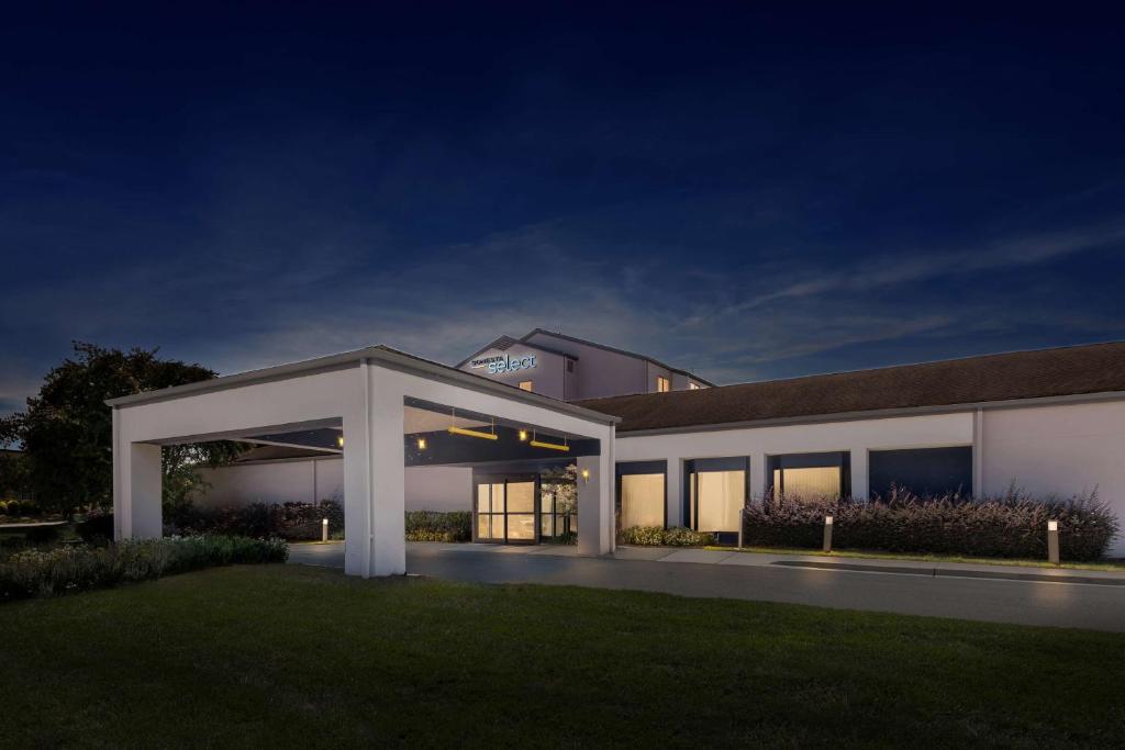 Sonesta Select Charlotte University Research Park photo