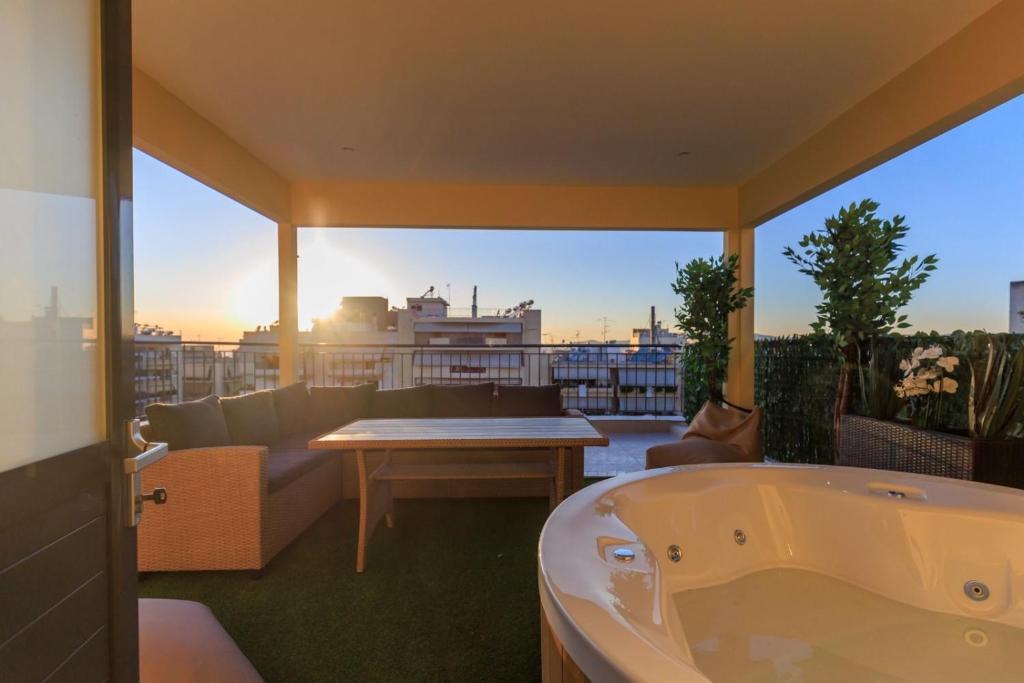 アテネにあるAiolos Rooftop JUCCUZI with view near the centreのバルコニー(バスタブ付)