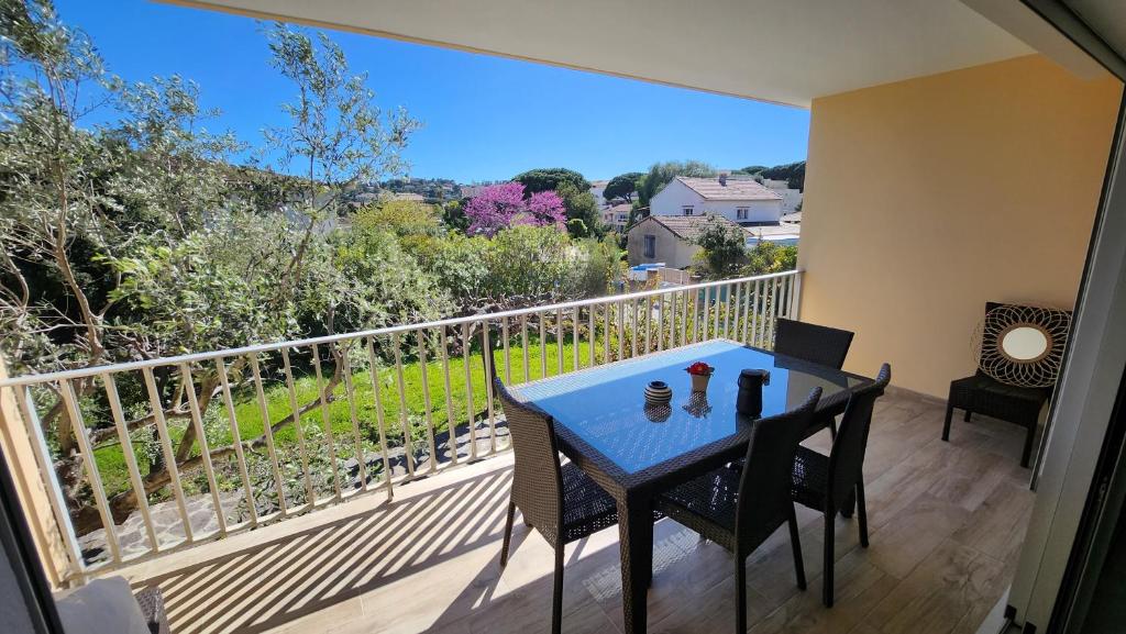une table et des chaises sur un balcon avec vue dans l'établissement T4 Familial dans résidence calme à proximité de la mer, à Cavalaire-sur-Mer