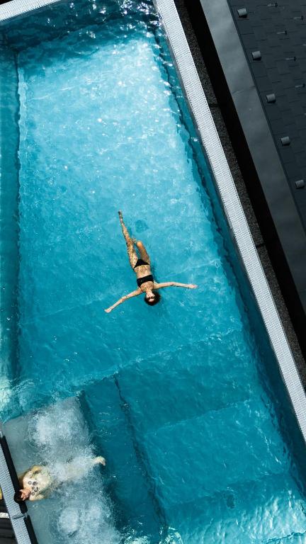 Bazén v ubytovaní Amus Chalets Dolomites - Luxury Chalets South Tyrol alebo v jeho blízkosti