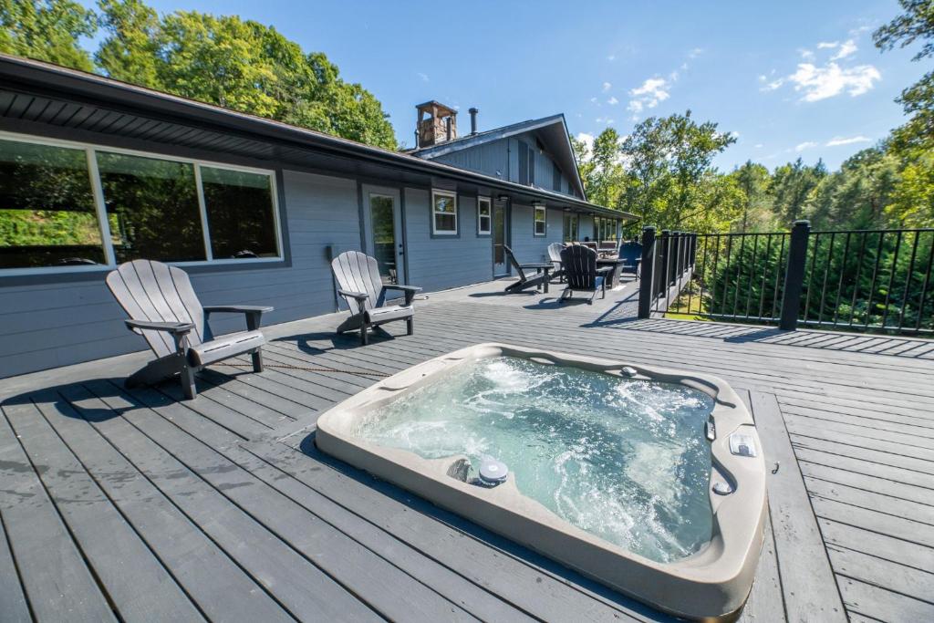 einen Whirlpool auf einer Terrasse mit 2 Stühlen in der Unterkunft Hidden Hills in Gatlinburg