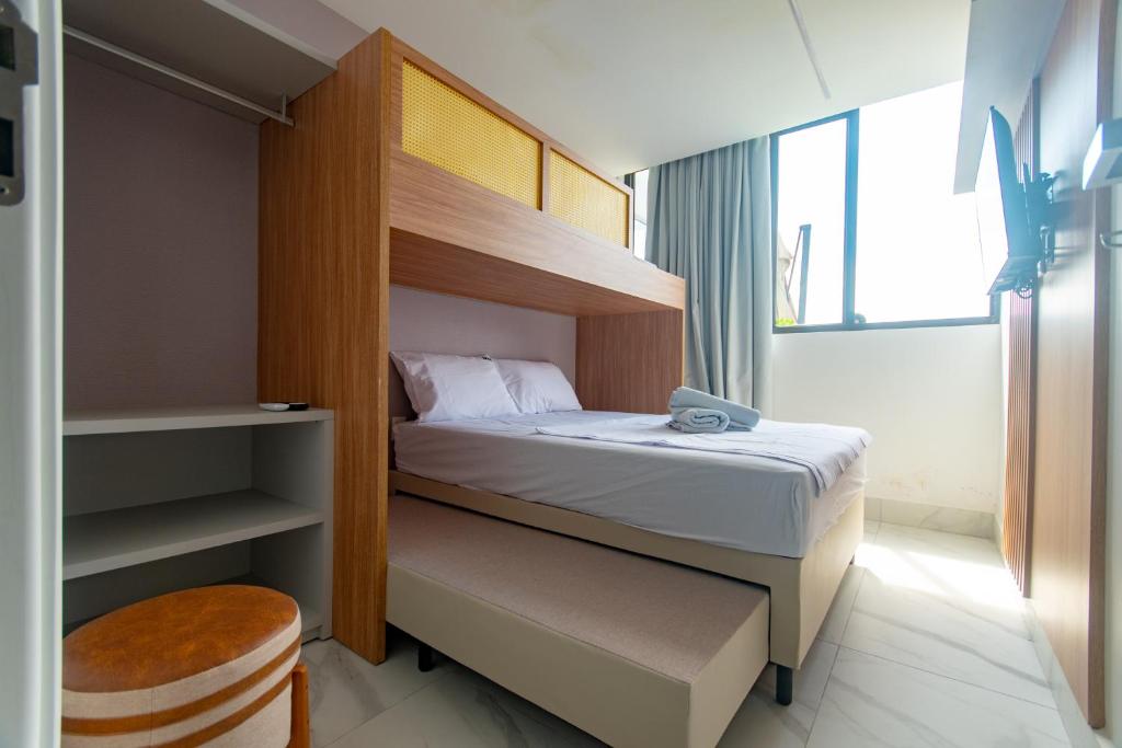 Un dormitorio pequeño con una litera y una ventana. en Mirante do Porto, en Porto de Galinhas