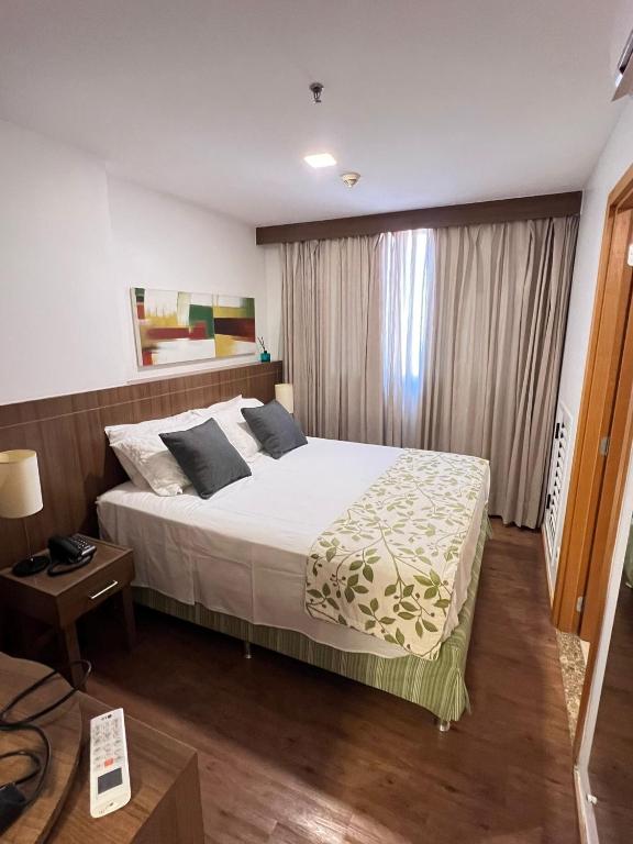 a bedroom with a large bed in a room at Nobile Suites, Flats Rocha in Brasília