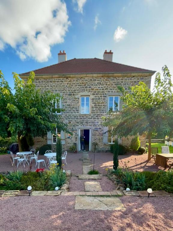 une grande maison en briques avec un patio devant dans l'établissement Bourgeoisie @ Brandon, à Brandon