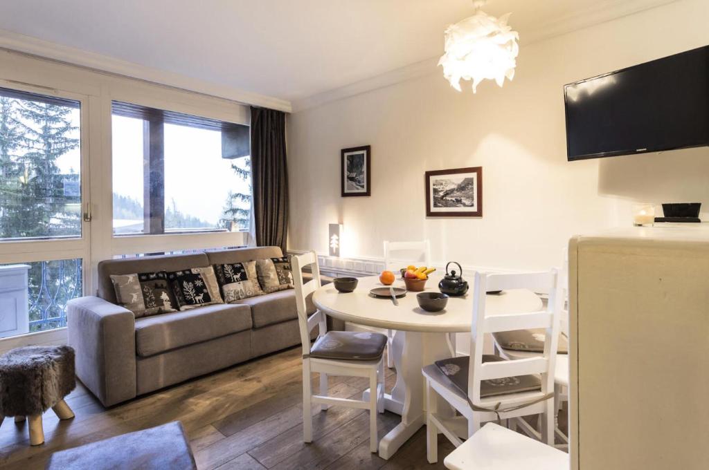 un salon avec un canapé et une table dans l'établissement Résidence Thuria - Charmant 2 pièces 5 personnes MAE-5034, à Arc 1800