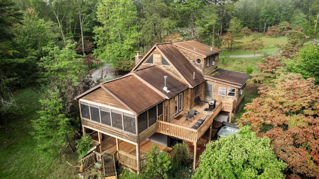 Φωτογραφία από το άλμπουμ του Mountain Retreat w HotTub, Spacious Deck & FirePit σε Great Cacapon