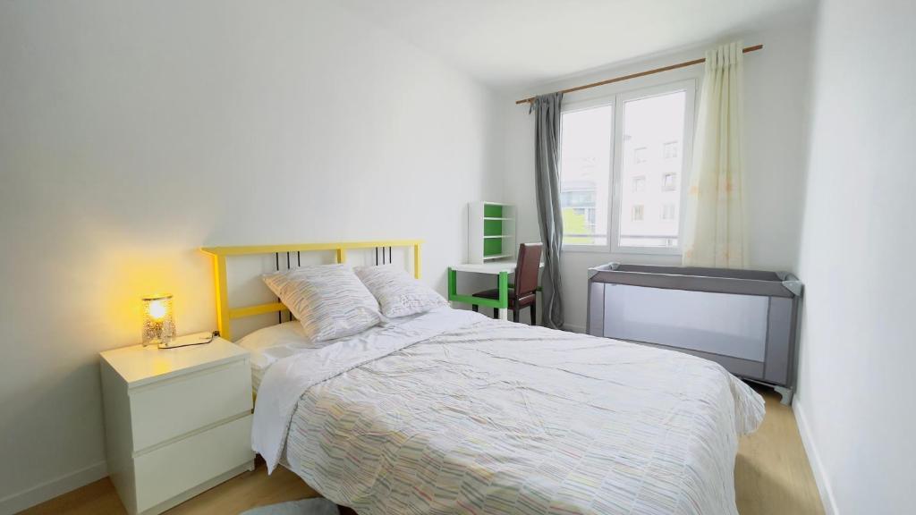 une chambre avec un lit et une télévision à écran plat dans l'établissement à Paris, à Montrouge