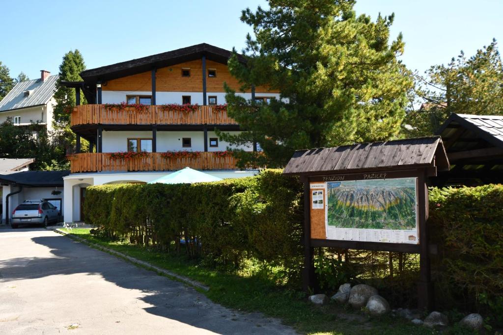 タトランスカ・ロムニツァにあるPenzion Pažickýの建物前看板